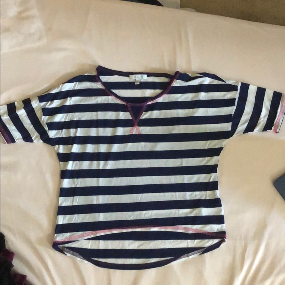 deLiA’s t-shirt